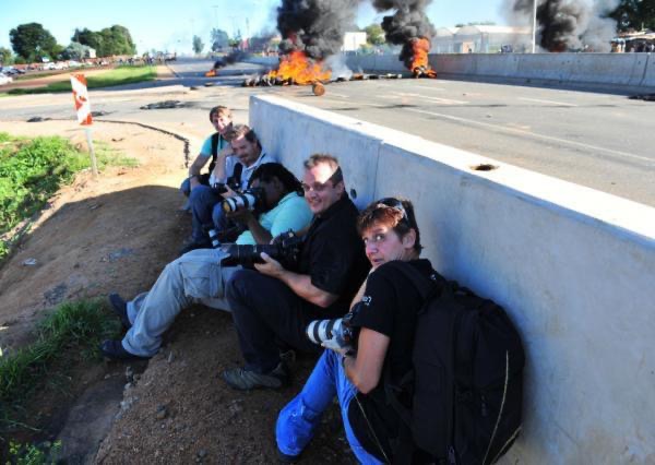 As a Press Photographer in the Riots Foto by Romean Tiffen