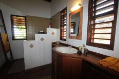 Ravinalabathroom1